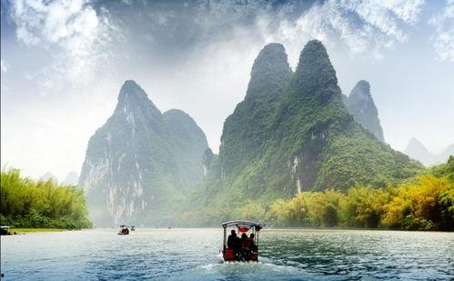 桂林山水群众吃瓜,群众共享瓜果盛宴