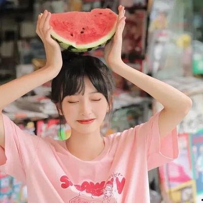 开心的吃瓜少女图片,吃瓜少女的欢乐时光