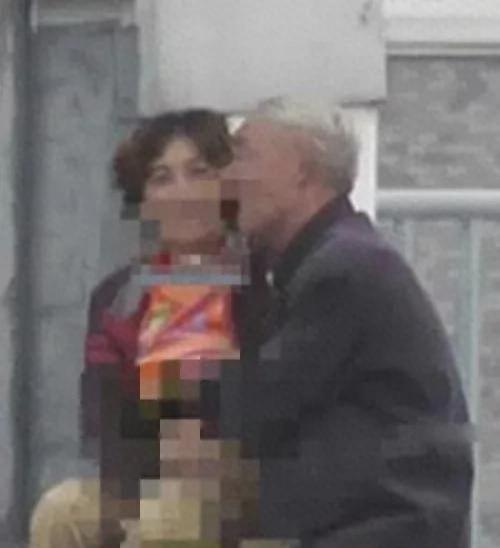 大爷大妈围观吃瓜,现场热闹非凡