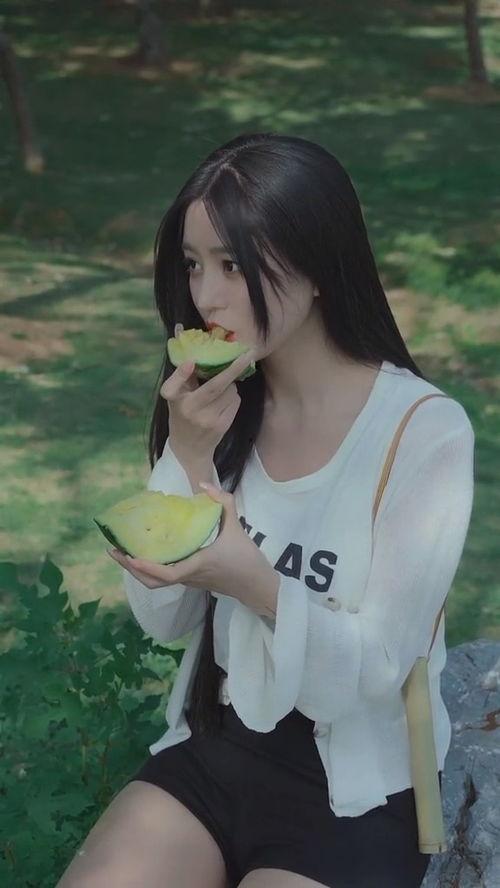 美女吃的什么瓜,探寻美女的夏日美食秘籍