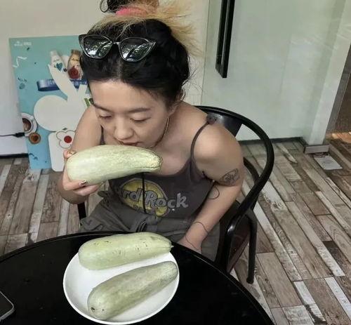 大一妹妹吃瓜,大一妹妹的瓜田奇遇记